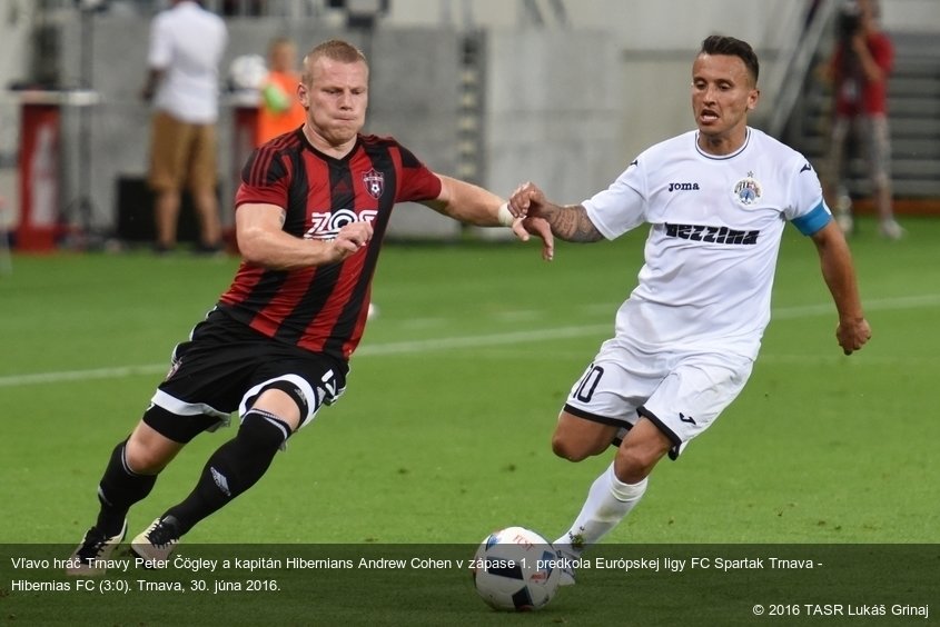 Vľavo hráč Trnavy Peter Čögley a kapitán Hibernians Andrew Cohen v zápase 1. predkola Európskej ligy FC Spartak Trnava - Hibernias FC (3:0). Trnava, 30. júna 2016.