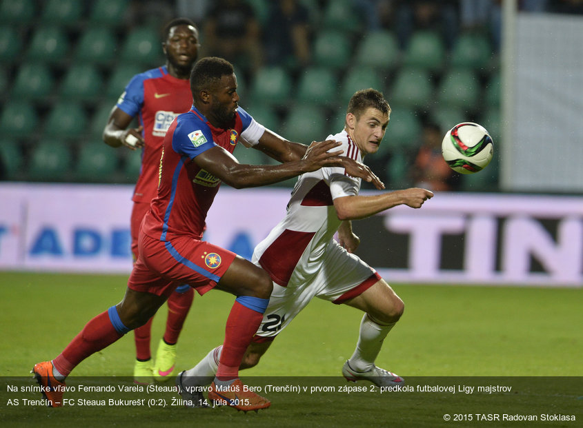 Na snímke vľavo Fernando Varela (Steaua), vpravo Matúš Bero (Trenčín) v prvom zápase 2. predkola futbalovej Ligy majstrov AS Trenčín – FC Steaua Bukurešť (0:2). Žilina, 14. júla 2015.