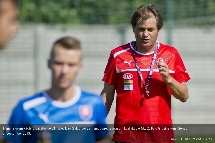 Tréner slovenských futbalistov do 21 rokov Ivan Galád počas trénigu pred zápasom kvalifikácie ME 2015 s Gruzínskom. Senec, 5. september 2013.