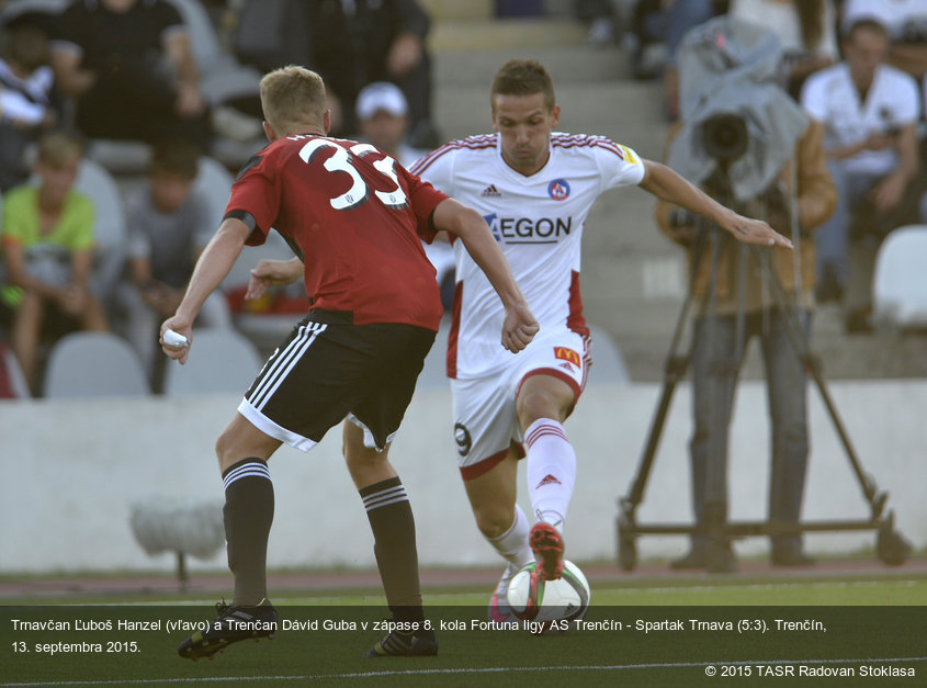 Trnavčan Ľuboš Hanzel (vľavo) a Trenčan Dávid Guba v zápase 8. kola Fortuna ligy AS Trenčín - Spartak Trnava (5:3). Trenčín, 13. septembra 2015.