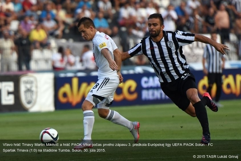 Vľavo hráč Trnavy Martin Mikovič a hráč PAOK Vitor počas prvého zápasu 3. predkola Európskej ligy UEFA PAOK Solún - FC Spartak Trnava (1:0) na štadióne Tumba. Solún, 30. júla 2015.