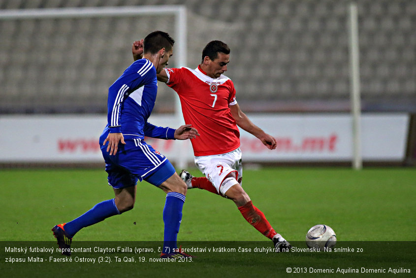 Maltský futbalový reprezentant Clayton Failla (vpravo, č. 7) sa predstaví v krátkom čase druhýkrát na Slovensku. Na snímke zo zápasu Malta - Faerské Ostrovy (3:2). Ta Qali, 19. november 2013.