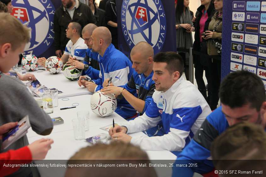 Autogramiáda slovenskej futbalovej reprezentácie v nákupnom centre Bory Mall. Bratislava, 25. marca 2015.