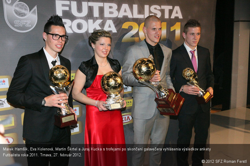 Marek Hamšík, Eva Kolenová, Martin Škrtel a Juraj Kucka s trofejami po skončení galavečera vyhlásenia výsledkov ankety Futbalista roka 2011. Trnava, 27. február 2012.