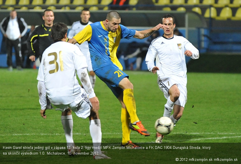 Kevin Garel strieľa jediný gól v zápase 17. kola 2. ligy medzi MFK Zemplín Michalovce a FK DAC 1904 Dunajská Streda, ktorý sa skončil výsledkom 1:0. Michalovce, 10. november 2012.