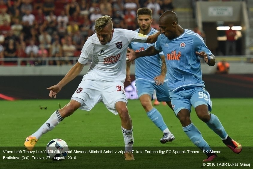 Vľavo hráč Trnavy Lukáš Mihálik a hráč Slovana Mitchell Schet v zápase 7. kola Fortuna ligy FC Spartak Trnava - ŠK Slovan Bratislava (0:0). Trnava, 27. augusta 2016.