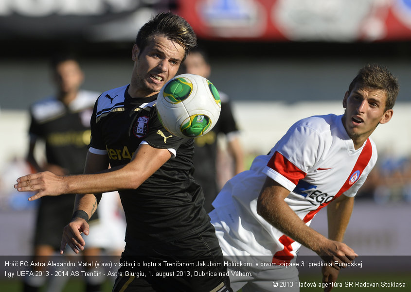 Hráč FC Astra Alexandru Matel (vľavo) v súboji o loptu s Trenčanom Jakubom Holúbkom  v prvom zápase 3. predkola Európskej ligy UEFA 2013 - 2014 AS Trenčín - Astra Giurgiu, 1. august 2013, Dubnica nad Váhom.