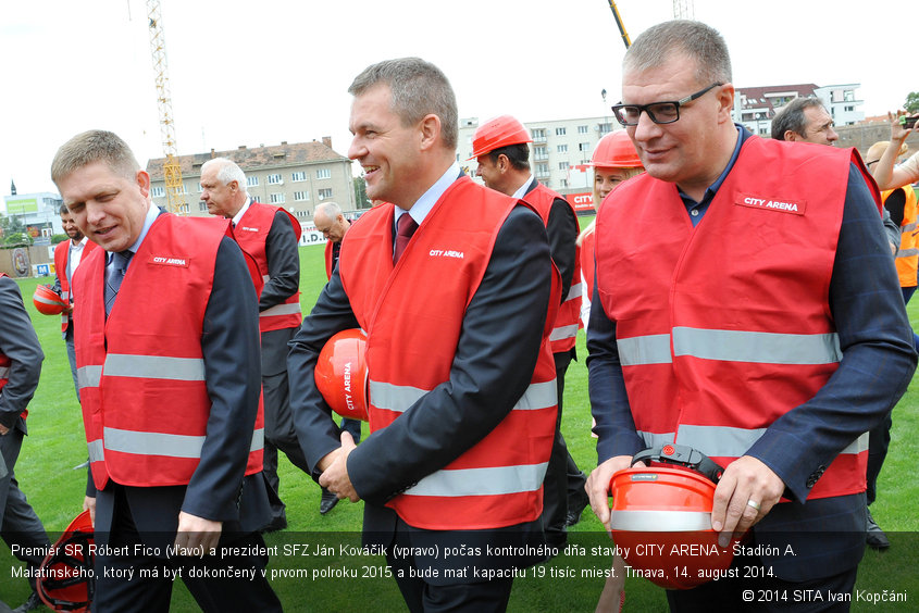 Premiér SR Róbert Fico (vľavo) a prezident SFZ Ján Kováčik (vpravo) počas kontrolného dňa stavby CITY ARENA - Štadión A. Malatinského, ktorý má byť dokončený v prvom polroku 2015 a bude mať kapacitu 19 tisíc miest. Trnava, 14. august 2014.