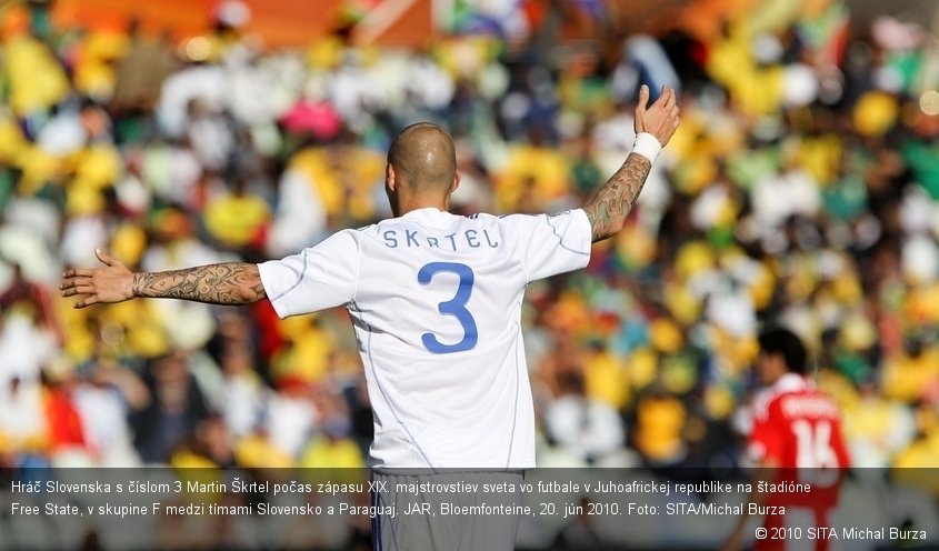 Hráč Slovenska s číslom 3 Martin Škrtel počas zápasu XIX. majstrovstiev sveta vo futbale v Juhoafrickej republike na štadióne Free State, v skupine F medzi tímami Slovensko a Paraguaj. JAR, Bloemfonteine, 20. jún 2010. Foto: SITA/Michal Burza