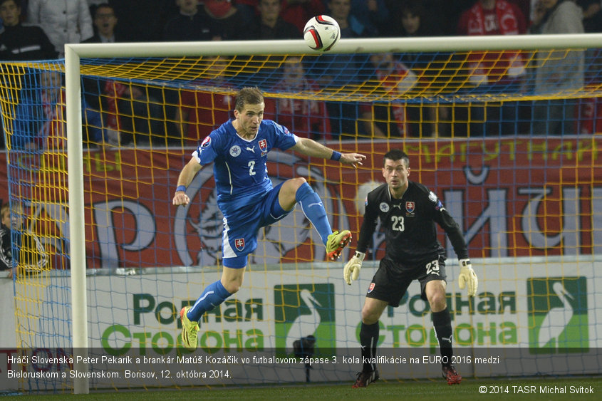 Hráči Slovenska Peter Pekarík a brankár Matúš Kozáčik vo futbalovom zápase 3. kola kvalifikácie na EURO 2016 medzi Bieloruskom a Slovenskom. Borisov, 12. októbra 2014.