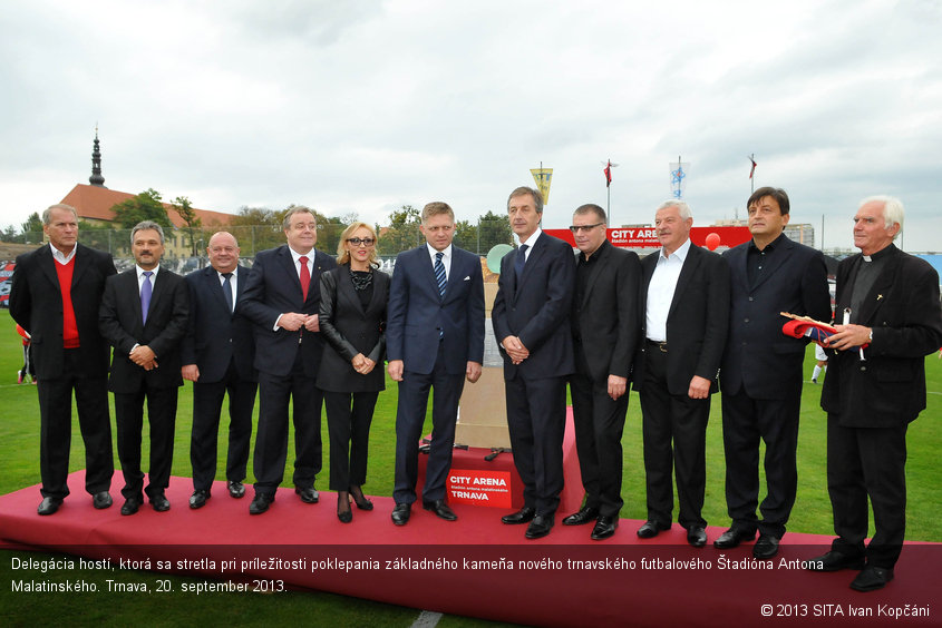 Delegácia hostí, ktorá sa stretla pri príležitosti poklepania základného kameňa nového trnavského futbalového Štadióna Antona Malatinského. Trnava, 20. september 2013.