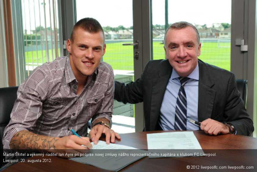 Martin Škrtel a výkonný riaditeľ Ian Ayre pri podpise novej zmluvy nášho reprezentačného kapitána s klubom FC Liverpool. Liverpool, 20. augusta 2012.