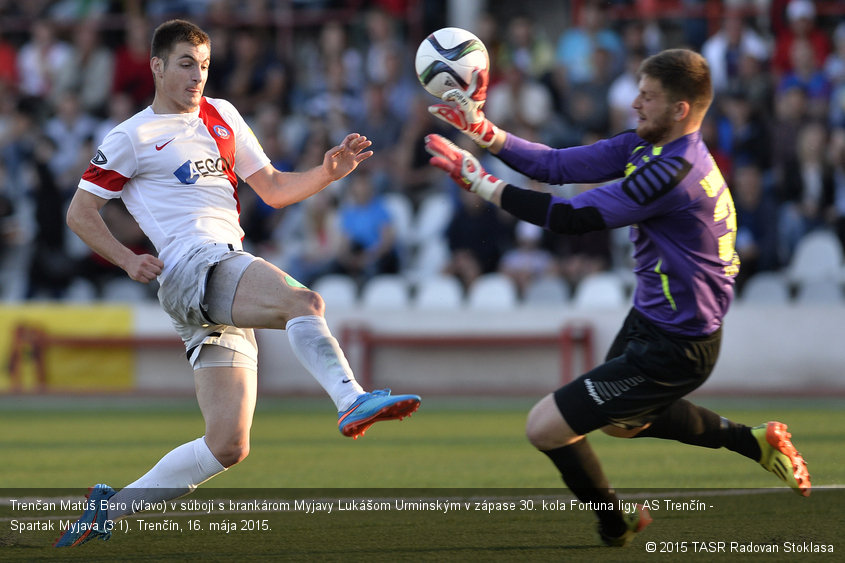 Trenčan Matúš Bero (vľavo) v súboji s brankárom Myjavy Lukášom Urminským v zápase 30. kola Fortuna ligy AS Trenčín - Spartak Myjava (3:1). Trenčín, 16. mája 2015.