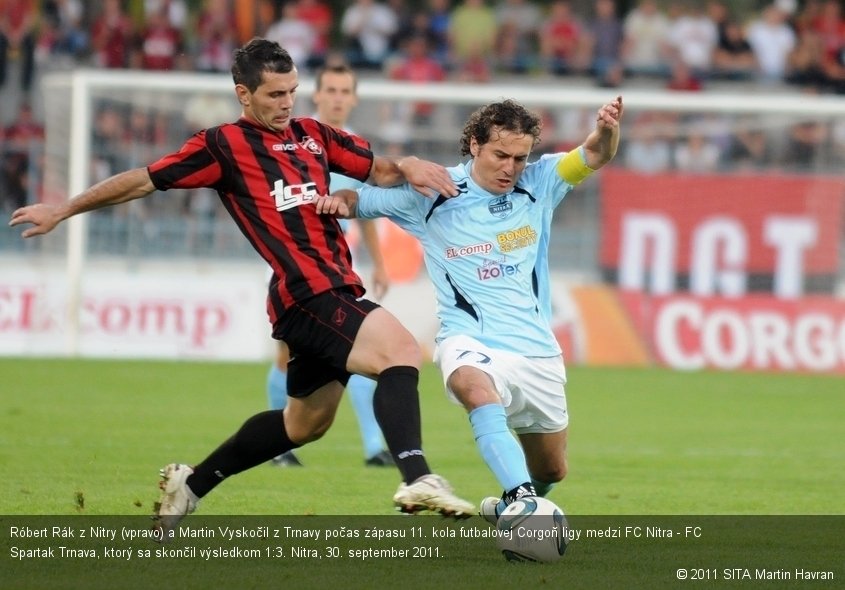 Róbert Rák z Nitry (vpravo) a Martin Vyskočil z Trnavy počas zápasu 11. kola futbalovej Corgoň ligy medzi FC Nitra - FC Spartak Trnava, ktorý sa skončil výsledkom 1:3. Nitra, 30. september 2011.