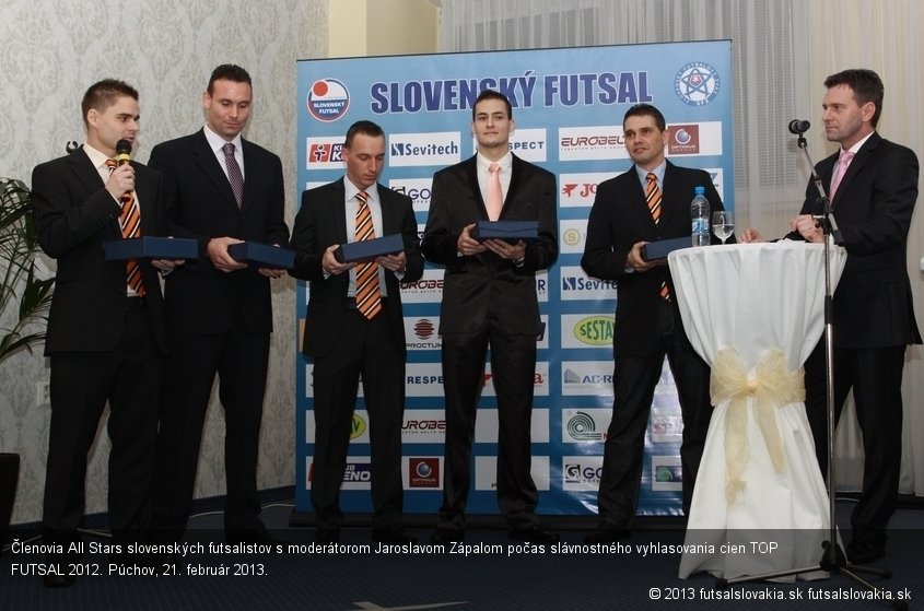 Členovia All Stars slovenských futsalistov s moderátorom Jaroslavom Zápalom počas slávnostného vyhlasovania cien TOP FUTSAL 2012. Púchov, 21. február 2013.