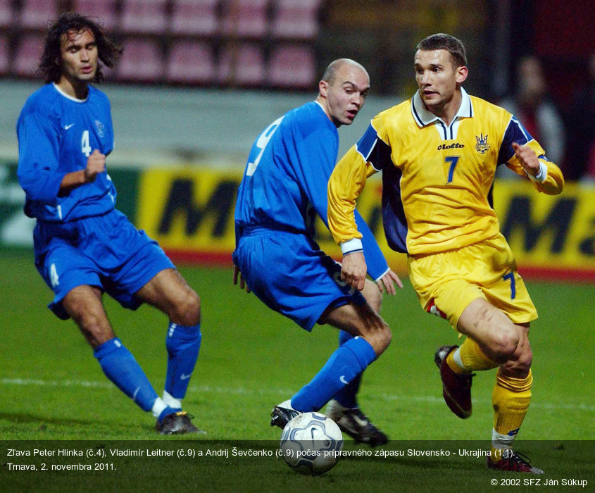 Zľava Peter Hlinka (č.4), Vladimír Leitner (č.9) a Andrij Ševčenko (č.9) počas prípravného zápasu Slovensko - Ukrajina (1:1). Trnava, 2. novembra 2011.