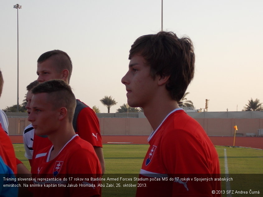 Tréning slovenskej reprezentácie do 17 rokov na štadióne Armed Forces Stadium počas MS do 17 rokov v Spojených arabských emirátoch. Na snímke kapitán tímu Jakub Hromada. Abú Zabí, 25. október 2013.