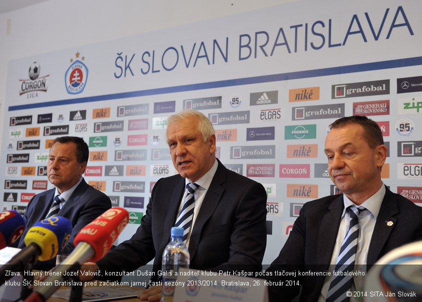 Zľava: Hlavný tréner Jozef Valovič, konzultant Dušan Galis a riaditeľ klubu Petr Kašpar počas tlačovej konferencie futbalového klubu ŠK Slovan Bratislava pred začiatkom jarnej časti sezóny 2013/2014. Bratislava, 26. február 2014.