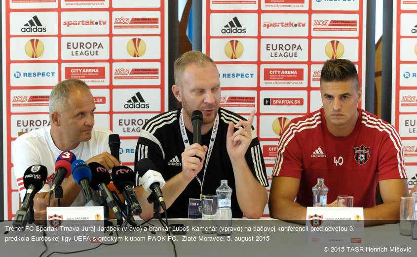 Tréner FC Spartak Trnava Juraj Jarábek (vľavo) a brankár Ľuboš Kamenár (vpravo) na tlačovej konferencii pred odvetou 3. predkola Európskej ligy UEFA s gréckym klubom PAOK FC.  Zlaté Moravce, 5. august 2015