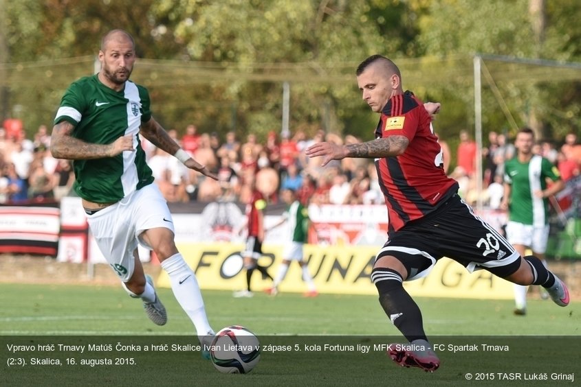 Vpravo hráč Trnavy Matúš Čonka a hráč Skalice Ivan Lietava v zápase 5. kola Fortuna ligy MFK Skalica - FC Spartak Trnava (2:3). Skalica, 16. augusta 2015.