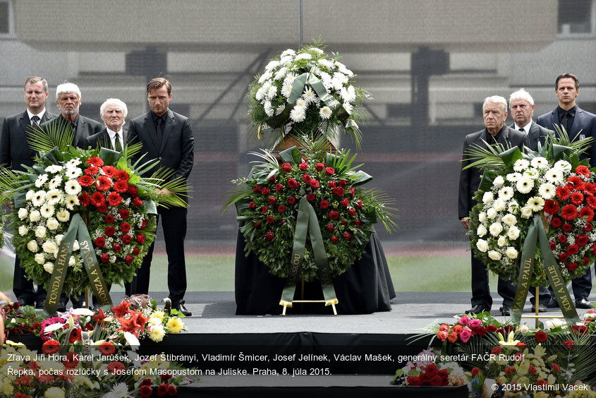 Zľava Jiři Hora, Karel Jarůšek, Jozef Štibrányi, Vladimír Šmicer, Josef Jelínek, Václav Mašek, generálny seretár FAČR Rudolf Řepka, počas rozlúčky s Josefom Masopustom na Juliske. Praha, 8. júla 2015.