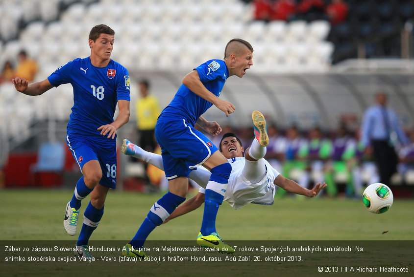 Záber zo zápasu Slovensko - Honduras v A skupine na Majstrovstvách sveta do 17 rokov v Spojených arabských emirátoch. Na snímke stopérska dvojica Varga - Vavro (zľava) v súboji s hráčom Hondurasu. Abú Zabí, 20. október 2013.