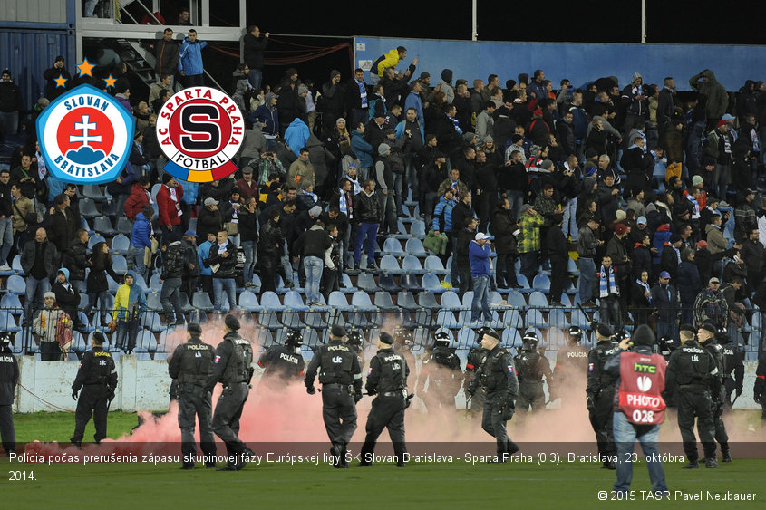 Polícia počas prerušenia zápasu skupinovej fázy Európskej ligy ŠK Slovan Bratislava - Sparta Praha (0:3). Bratislava, 23. októbra 2014.