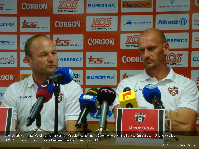 Tréner Spartaka Trnava Pavel Hoftych a kapitán Miroslav Karhan na tlačovej konferencii pred odvetným zápasom 3. predkola EL 2012/2013 Spartak Trnava - Steaua Bukurešť. Trnava, 8. augusta 2012.