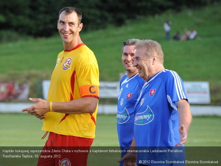 Kapitán hokejovej reprezentácie Zdeno Chára v rozhovore s kapitánom futbalových internacionálov Ladislavom Petrášom. Trenčianske Teplice, 10. augusta 2012.