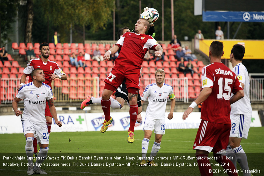 Patrik Vajda (uprostred vľavo) z FK Dukla Banská Bystrica a Martin Nagy (uprostred vpravo) z MFK Ružomberok počas 11. kola futbalovej Fortuna ligy v zápase medzi FK Dukla Banská Bystrica – MFK Ružomberok. Banská Bystrica, 19. september 2014.