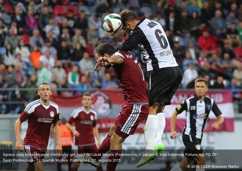 Sprava Juraj Kóňa (Myjava) strieľa prvý gól, bráni ho Lukáš Migaľa (Podbrezová), v zápase 6. kola futbalovej Fortuna ligy FO ŽP Šport Podbrezová - TJ Spartak Myjava. Podbrezová, 22. augusta 2015.