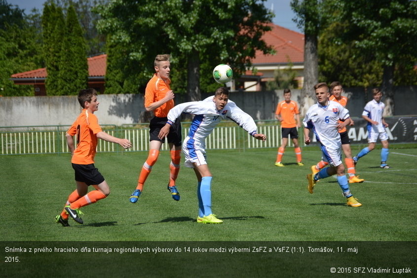 Snímka z prvého hracieho dňa turnaja regionálnych výberov do 14 rokov medzi výbermi ZsFZ a VsFZ (1:1). Tomášov, 11. máj 2015.