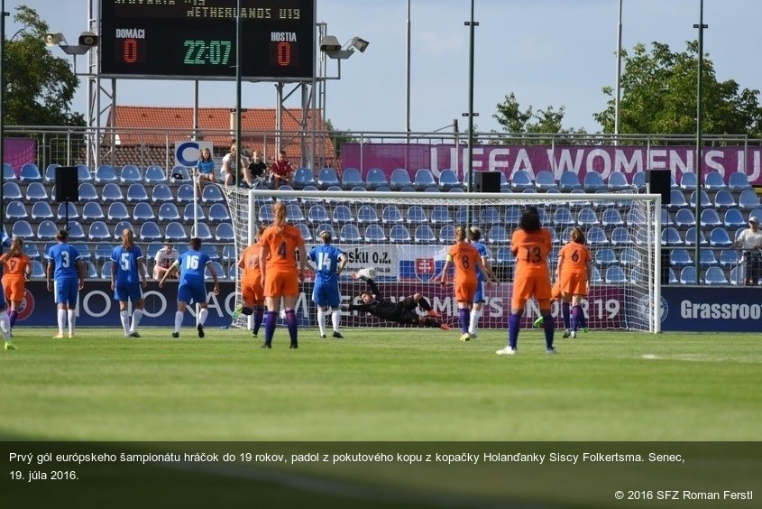 Prvý gól európskeho šampionátu hráčok do 19 rokov, padol z pokutového kopu z kopačky Holanďanky Siscy Folkertsma. Senec, 19. júla 2016.