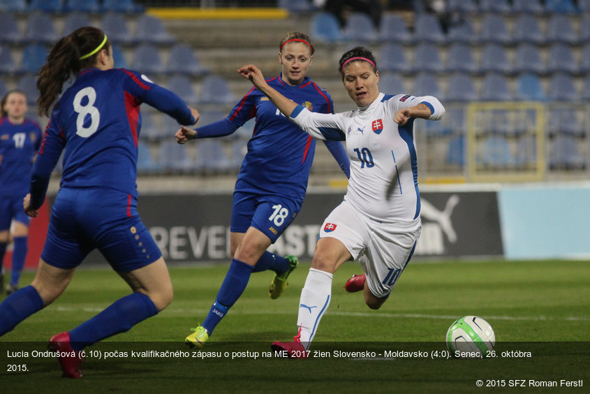 Lucia Ondrušová (č.10) počas kvalifikačného zápasu o postup na ME 2017 žien Slovensko - Moldavsko (4:0). Senec, 26. októbra 2015.