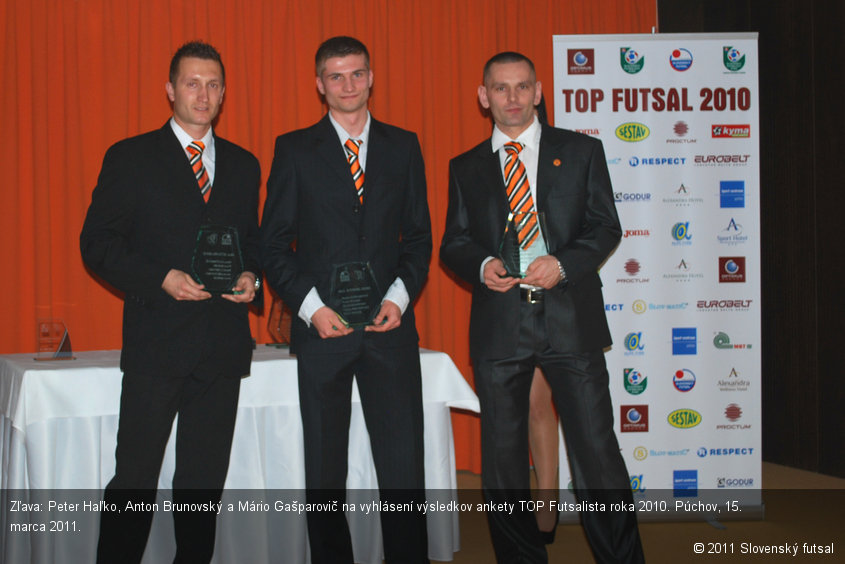 Zľava: Peter Haľko, Anton Brunovský a Mário Gašparovič na vyhlásení výsledkov ankety TOP Futsalista roka 2010. Púchov, 15. marca 2011.