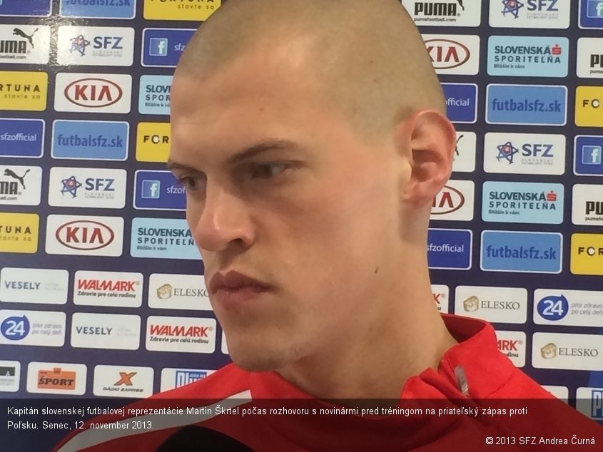 Kapitán slovenskej futbalovej reprezentácie Martin Škrtel počas rozhovoru s novinármi pred tréningom na priateľský zápas proti Poľsku. Senec, 12. november 2013.