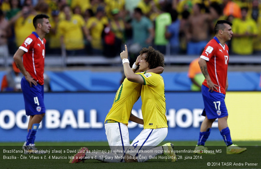 Brazílčania Neymar (druhý zľava) a David Luiz sa objímajú po výhre v jedenástkovom rozstrele v osemfinálovom zápase MS Brazília - Čile. Vľavo s č. 4 Mauricio Isla a vpravo s č. 17 Gary Medel (obaja Čile). Belo Horizonte, 28. júna 2014.