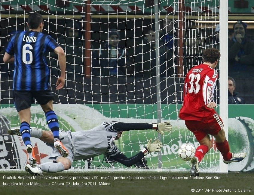 Útočník Bayernu Mníchov Mario Gomez prekonáva v 90. minúte prvého zápasu osemfinále Ligy majstrov na štadióne San Siro brankára Interu Milánu Julia Césara. 23. februára 2011, Miláno.