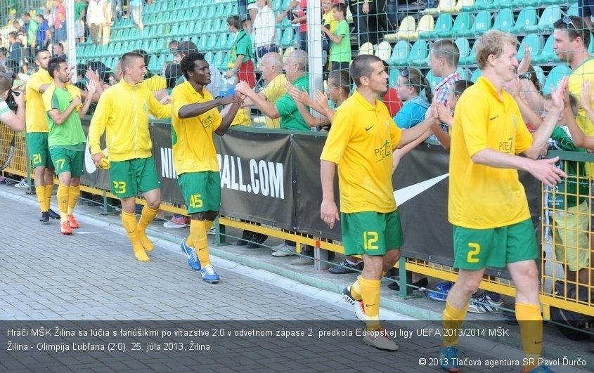 Hráči MŠK Žilina sa lúčia s fanúšikmi po víťazstve 2:0 v odvetnom zápase 2. predkola Európskej ligy UEFA 2013/2014 MŠK Žilina - Olimpija Ľubľana (2:0). 25. júla 2013, Žilina.