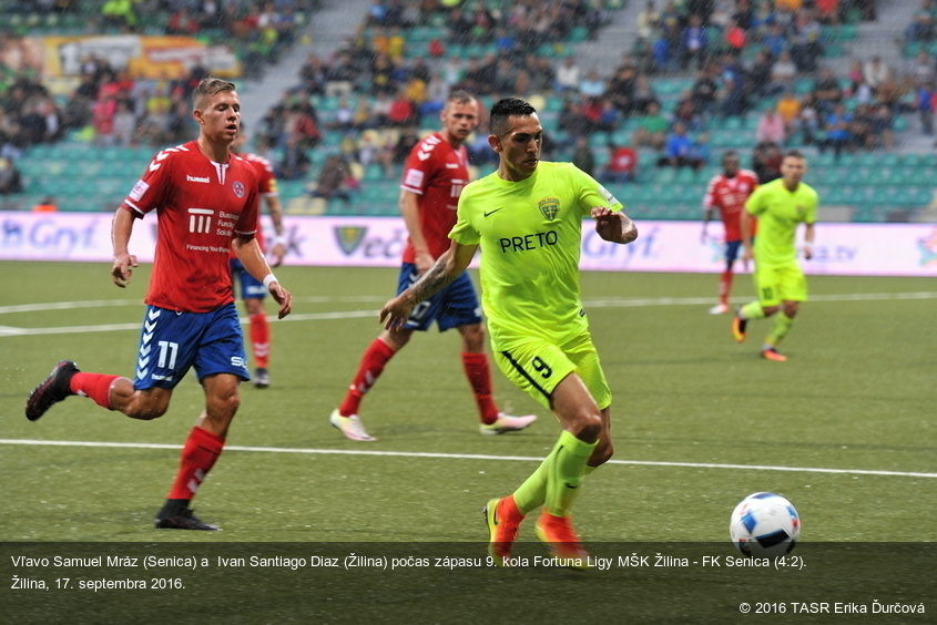 Vľavo Samuel Mráz (Senica) a  Ivan Santiago Diaz (Žilina) počas zápasu 9. kola Fortuna Ligy MŠK Žilina - FK Senica (4:2). Žilina, 17. septembra 2016.