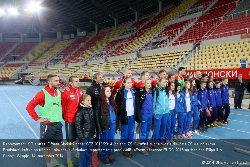 Reprezentanti SR a víťazi Dôvera Školský pohár SFZ 2013/2014 (chlapci ZŠ Okružná Michalovce a dievčatá ZŠ Kalinčiakova Bratislava) krátko po tréningu slovenskej futbalovej reprezentácie pred kvalifikačným zápasom EURO 2016 na štadióne Filipa II. v Skopje. Skopje, 14. november 2014.