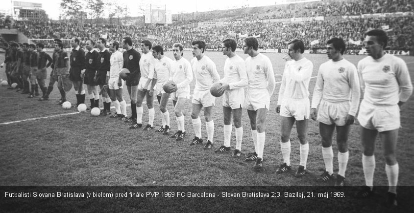 Futbalisti Slovana Bratislava (v bielom) pred finále PVP 1969 FC Barcelona - Slovan Bratislava 2:3. Bazilej, 21. máj 1969.