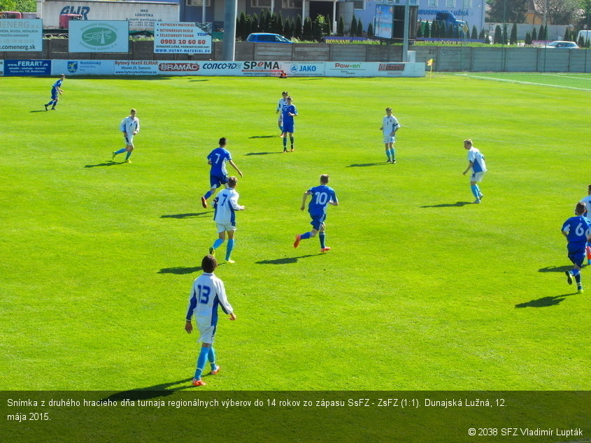 Snímka z druhého hracieho dňa turnaja regionálnych výberov do 14 rokov zo zápasu SsFZ - ZsFZ (1:1). Dunajská Lužná, 12. mája 2015.