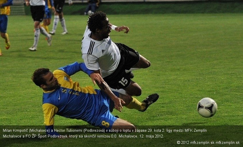 Milan Krmpotič (Michalovce) a Hector Tubonemi (Podbrezová) v súboji o loptu v zápase 29. kola 2. ligy medzi MFK Zemplín Michalovce a FO ŽP Šport Podbrezová, ktorý sa skončil remízou 0:0. Michalovce, 12. mája 2012.