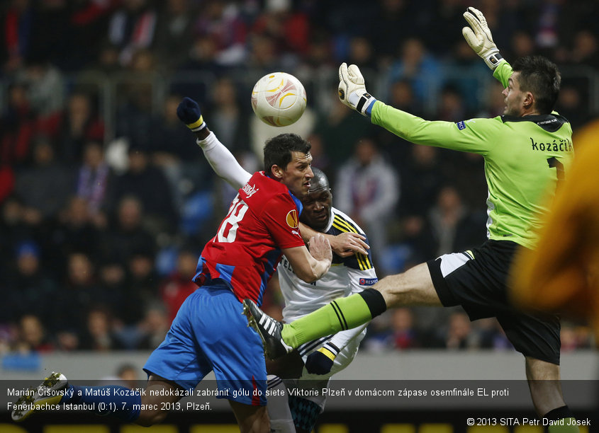 Marián Čišovský a Matúš Kozáčik nedokázali zabrániť gólu do siete Viktorie Plzeň v domácom zápase osemfinále EL proti Fenerbachce Istanbul (0:1). 7. marec 2013, Plzeň.