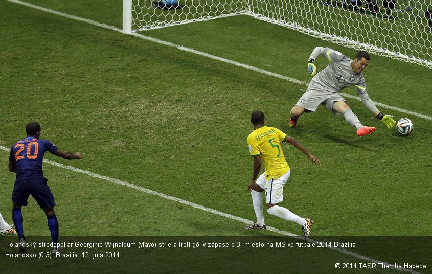 Holandský stredopoliar Georginio Wijnaldum (vľavo) strieľa tretí gól v zápase o 3. miesto na MS vo futbale 2014 Brazília - Holandsko (0:3). Brasilia, 12. júla 2014.