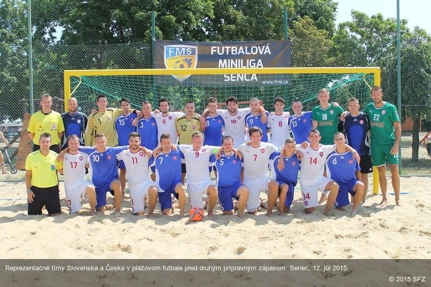 Reprezentačné tímy Slovenska a Česka v plážovom futbale pred druhým prípravným zápasom. Senec, 12. júl 2015.