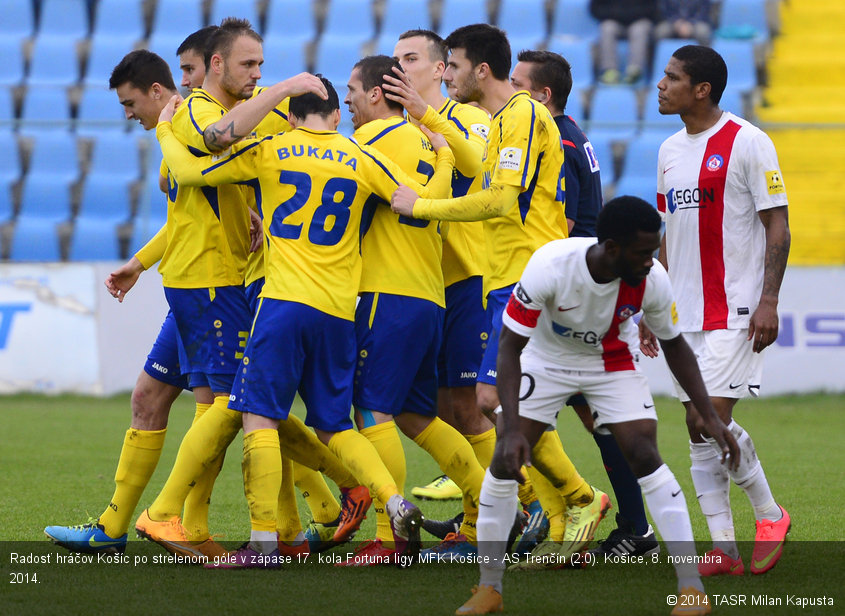 Radosť hráčov Košíc po strelenom góle v zápase 17. kola Fortuna ligy MFK Košice - AS Trenčín (2:0). Košice, 8. novembra 2014.