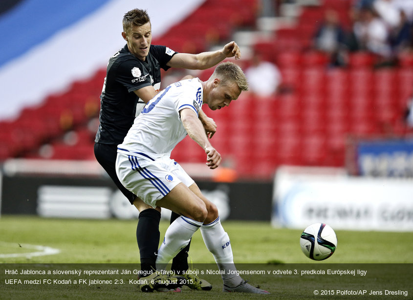 Hráč Jablonca a slovenský reprezentant Ján Greguš (vľavo) v súboji s Nicolai Jorgensenom v odvete 3. predkola Európskej ligy UEFA medzi FC Kodaň a FK jablonec 2:3.  Kodaň, 6. august 2015.