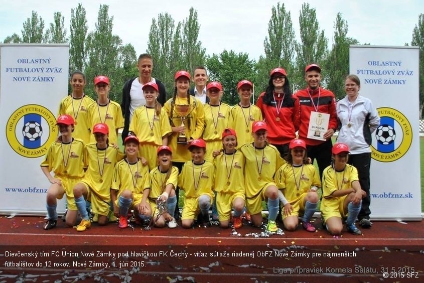 Dievčenský tím FC Union Nové Zámky pod hlavičkou FK Čechy - víťaz súťaže riadenej ObFZ Nové Zámky pre najmenších futbalistov do 12 rokov. Nové Zámky, 1. jún 2015.